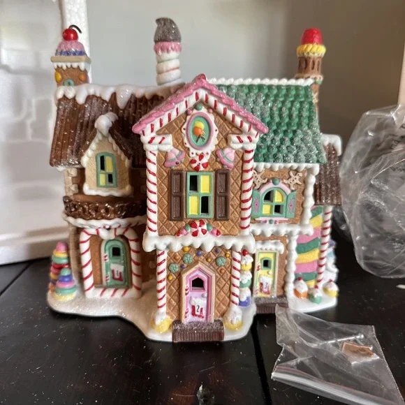 Department 56 Sugar Hill Row Houses North Pole‎ Series #56.56961 Christmas 2007